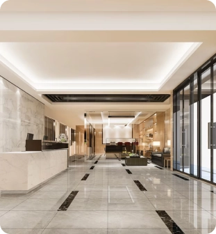 Recepsioni i hotelit i cili shfrytezon pajisjet e Shkel e shko